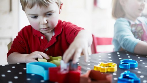 Travmatska igra otrok: ko poskuša igra predelati travmo