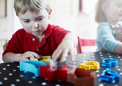 Travmatska igra otrok: ko poskuša igra predelati travmo