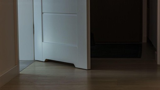 Vsako noč pred spanjem obvezno zaprite vrata ene sobe v stanovanju: obstaja dober razlog, zakaj je zelo pomembno