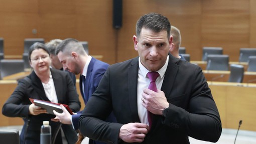 Gledalci opazili "neprimerno" početje Zorana Stevanovića: kamere so ga ujele takoj po izvolitvi za predsednika DZ