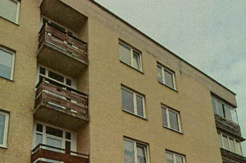 Naprodaj poceni stanovanje sredi mesta, a kupec se bo moral sprijazniti z nenavadnimi pogoji! (foto: sodnedrazbe.si)