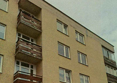 Naprodaj poceni stanovanje sredi mesta, a kupec se bo moral sprijazniti z nenavadnimi pogoji!