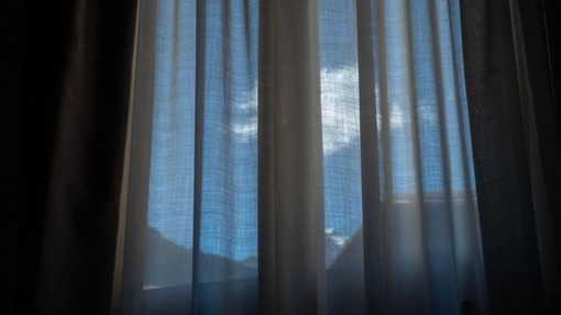 Strokovnjaki razkrili, kolikokrat bi morali zares oprati zavese: ena stvar je ključna, a jo marsikdo spregleda