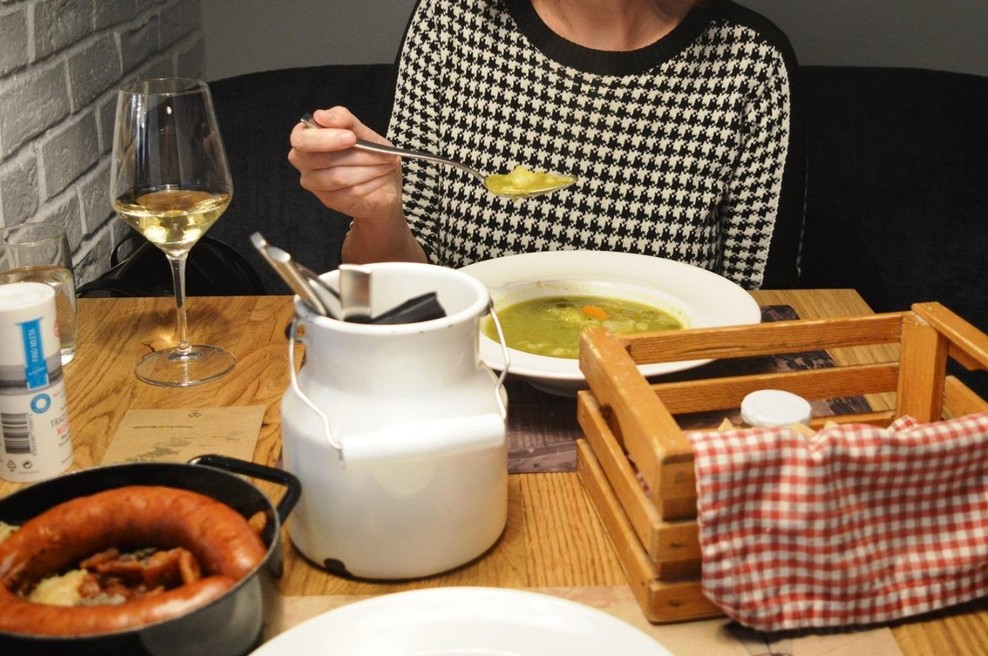 Kultna ljubljanska gostilna je živi spomenik v mestu. Nič čudnega, da je danes redno na vrhu priporočil turistov (foto: Samo Šmarčan)