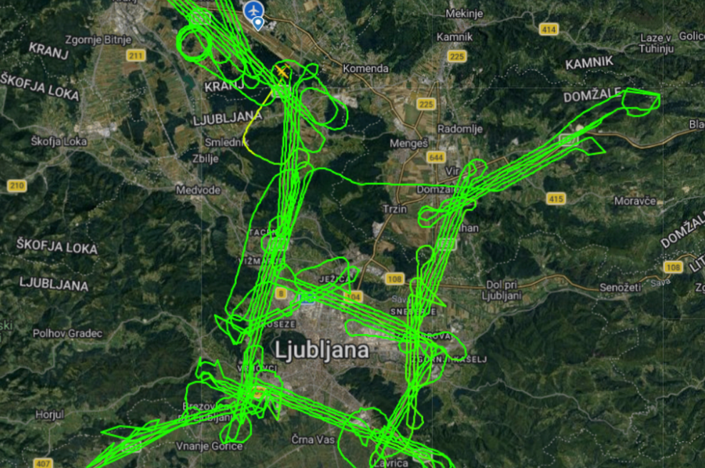 Letalo nad Slovenijo risalo čudne vzorce: kaj se skriva za tem? (foto: Flightradar24/posnetek zaslona)