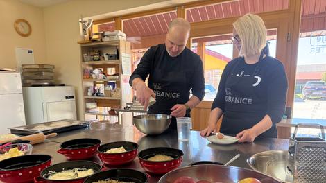 Doživeli smo teambuilding, ki ga ne pozabiš: spekli smo odlično prekmursko gibanico (po tradiciji in hkrati trajnostno!)