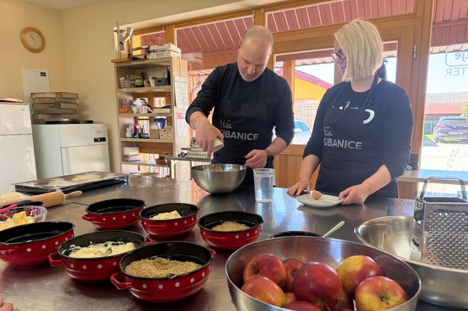 Doživeli smo teambuilding, ki ga ne pozabiš: spekli smo odlično prekmursko gibanico (po tradiciji in hkrati trajnostno!)