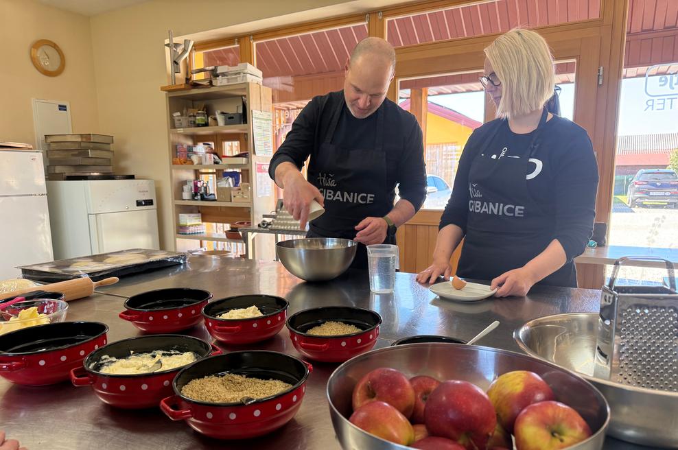 Doživeli smo teambuilding, ki ga ne pozabiš: spekli smo odlično prekmursko gibanico (po tradiciji in hkrati trajnostno!) (foto: Hiša gibanice)
