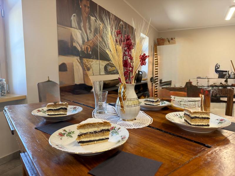 Doživeli smo teambuilding, ki ga ne pozabiš: spekli smo odlično prekmursko gibanico (po tradiciji in hkrati trajnostno!)