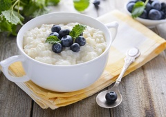 Bi nekaj slastnega, a lahkotnega? Izberite mlečni riž, ki postaja vse bolj priljubljen (razlogi so prepričali tudi nas)