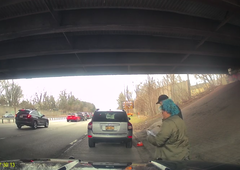 Vse se je zgodilo v sekundi: Poglejte to verižno trčenje več kot 10 avtomobilov