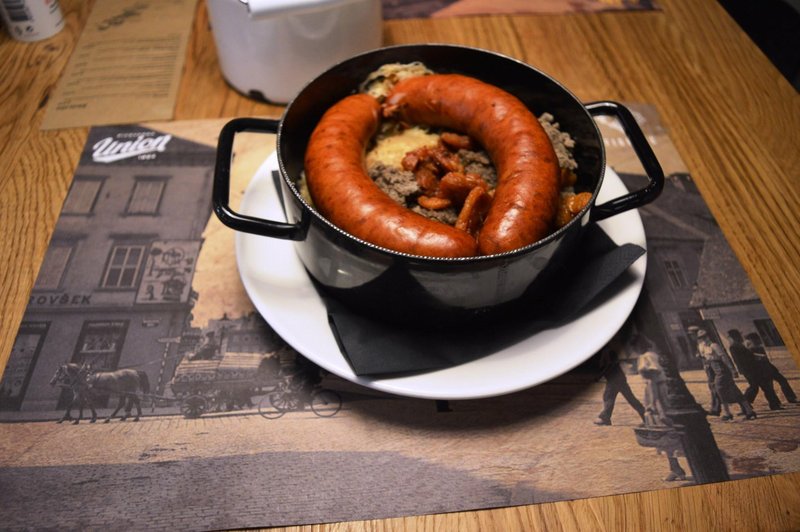 Slovenska hisa Figovec kranjska klobasa