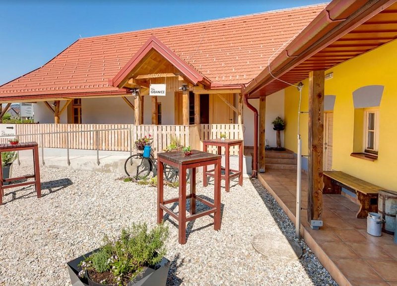 Doživeli smo teambuilding, ki ga ne pozabiš: spekli smo odlično prekmursko gibanico (po tradiciji in hkrati trajnostno!)