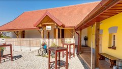 
                                                         Teambuilding, ki ga ne bomo pozabili: skupna peka gibanice nas je povezala (kot plasti te zaščitene sladice)