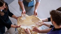 
                                                         Teambuilding, ki ga ne bomo pozabili: skupna peka gibanice nas je povezala (kot plasti te zaščitene sladice)