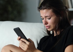 Preplavljena z žalostjo je poslala SMS na številko pokojne babice: sledil je šok, ko je prejela odgovor