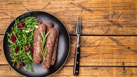 Kako pripraviti kar najboljše čevapčiče? Skrivnost je bolj preprosta, kot bi si mislili