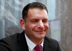 Zoran Stevanović se hvali s pismi iz tujine in pravi, da je to redko ali pa se nikoli ne zgodi