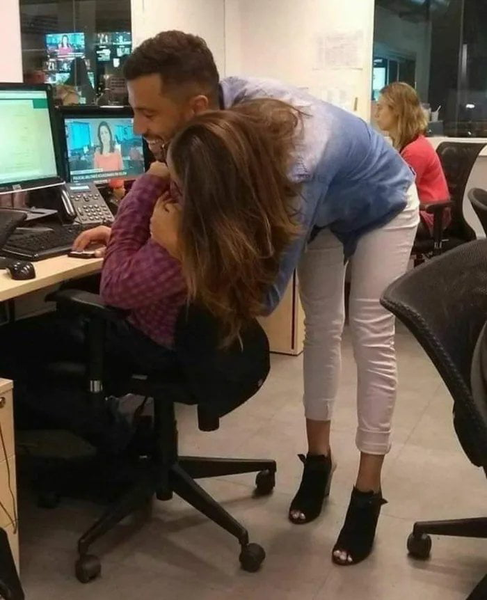 Kdo objema koga? Optična iluzija, ki je zmedla ves svet