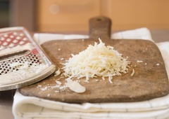 Sir (večinoma) ribamo čisto narobe: s pomočjo tega preprostega trika bo vse skupaj bistveno lažje in hitrejše