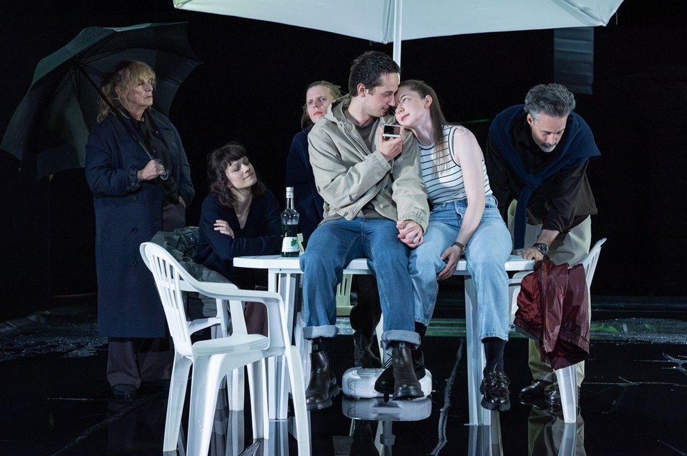 V ljubljanski Drami za konec sezone na velikem odru prva slovenska uprizoritev Komarjev (foto: Peter Uhan / SNG Drama Ljubljana)