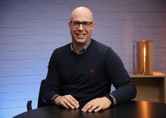 Z digitalnim strokovnjakom Sašem Palčičem o ustvarjanju dobrih vsebin za digitalne platforme, umetni inteligenci in nepredvidljivosti njegove industrije (podkast)