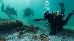 jezero svica neuchatel arheologi potapljaci odkritje rimljani ladja zgodovina