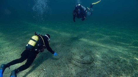 jezero svica neuchatel arheologi potapljaci odkritje rimljani ladja zgodovina