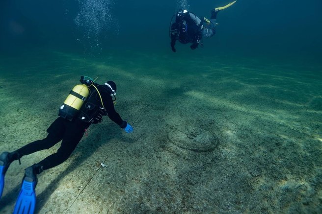 jezero svica neuchatel arheologi potapljaci odkritje rimljani ladja zgodovina