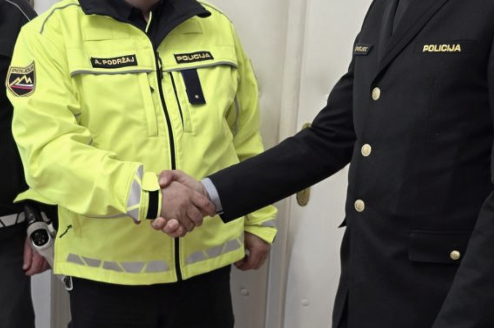 Dramatično reševanje v Ljubljani: policist tvegal lastno življenje, da je žensko v zadnjem trenutku rešil gotove smrti (foto: Facebook/Slovenska policija)