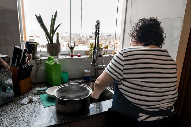 pomivanje posode takoj po vecerji razlog zenska zdravje nasvet strokovnjak kuhinja