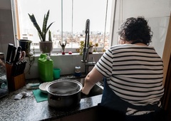 Nikoli ne pomivajte posode takoj po večerji! To napako počnejo številni, za zdravje pa je kot vžigalica za suho listje