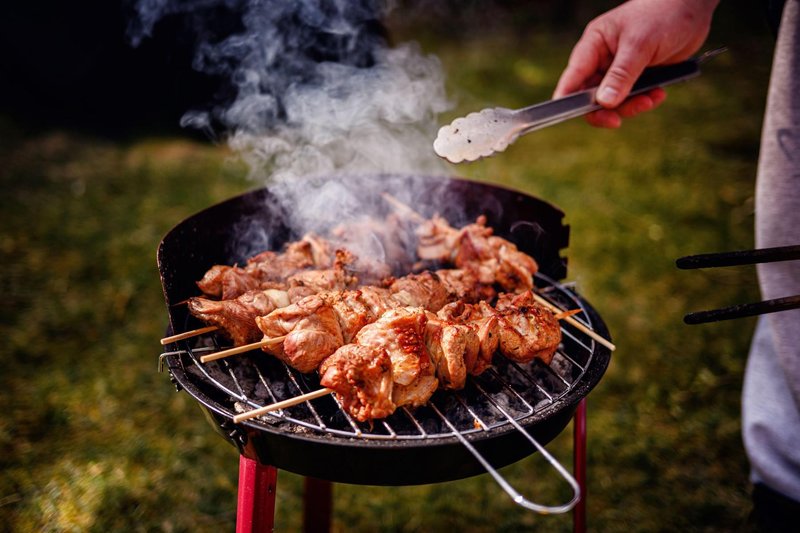 Zakaj pravi mojstri piknikov še vedno prisegajo na žar na oglje (in ali je to morda pravi žar za vas)