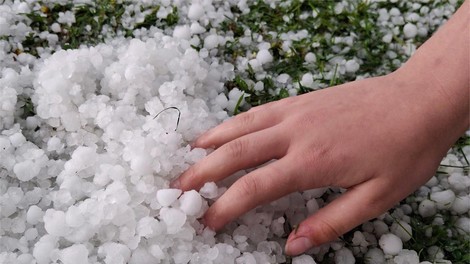Slovenijo je zajelo neurje: najhuje je na Štajerskem, padala je tudi sodra (FOTO)