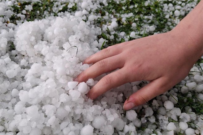 Slovenijo je zajelo neurje: najhuje je bilo tukaj, padala je tudi sodra (FOTO)