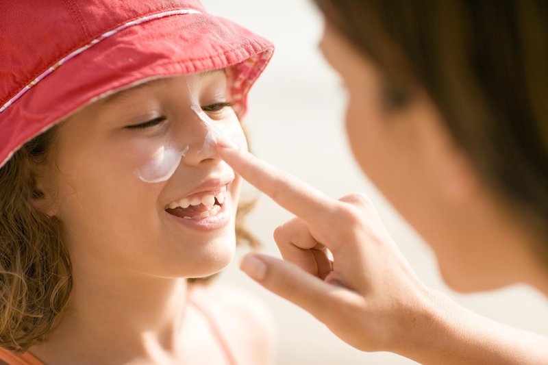 5 mitov o sončni kremi, ki jim ne smemo verjeti (prava skrb za kožo ne bi smela čakati na poletje)