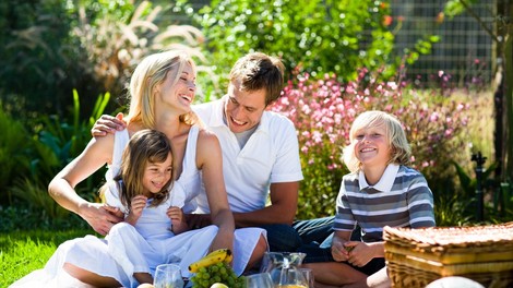 5 mitov o sončni kremi, ki jim ne smemo verjeti (prava skrb za kožo ne bi smela čakati na poletje)