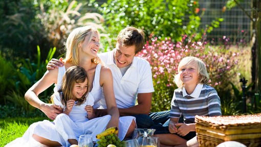 5 mitov o sončni kremi, ki jim ne smemo verjeti (prava skrb za kožo ne bi smela čakati na poletje)