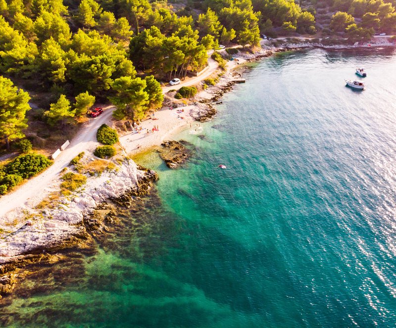 5 idej za aktivne počitnice v Srednji Dalmaciji: od kolesarjenja, pohodništva in vodnih športov do lokalnih dogodkov