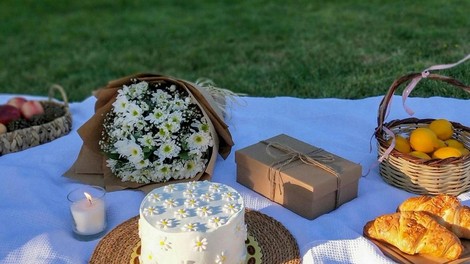 Pomladna in poletna praznovanja mladih: ideje za rojstne dneve, darila in doživetja od otrok do mladih odraslih