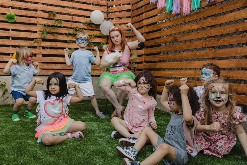 Pomladna in poletna praznovanja mladih: ideje za rojstne dneve, darila in doživetja od otrok do mladih odraslih