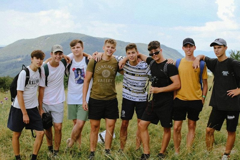 Pomladna in poletna praznovanja mladih: ideje za rojstne dneve, darila in doživetja od otrok do mladih odraslih