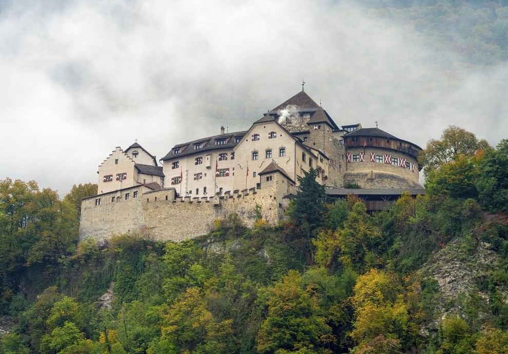 Na drugem koncu Evrope leži Lihtenštajn, alpska kneževina, ki jo letno obišče le okoli 85.000 turistov. Ta majhna država med …