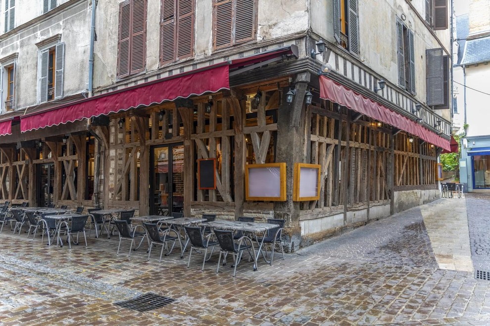 Kot poudarja Euronews, trend "undertourism" kaže na novo filozofijo potovanja: manj množic, več pristnosti. Države, kot so Moldavija, Lihtenštajn, San …