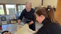 
                                                         Teambuilding, ki ga ne bomo pozabili: skupna peka gibanice nas je povezala (kot plasti te zaščitene sladice)