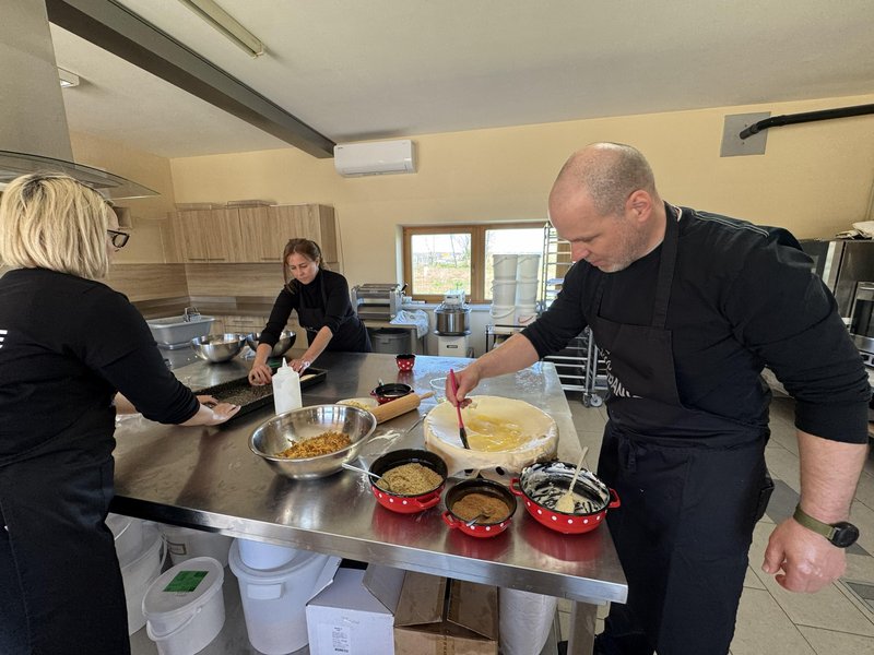 Teambuilding, ki ga ne bomo pozabili: skupna peka gibanice nas je povezala (kot plasti te zaščitene sladice)