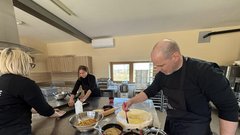 
                                                         Teambuilding, ki ga ne bomo pozabili: skupna peka gibanice nas je povezala (kot plasti te zaščitene sladice)