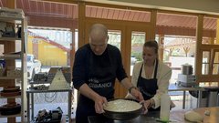
                                                         Teambuilding, ki ga ne bomo pozabili: skupna peka gibanice nas je povezala (kot plasti te zaščitene sladice)