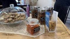 
                                                         Teambuilding, ki ga ne bomo pozabili: skupna peka gibanice nas je povezala (kot plasti te zaščitene sladice)