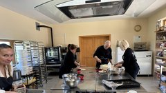 
                                                         Teambuilding, ki ga ne bomo pozabili: skupna peka gibanice nas je povezala (kot plasti te zaščitene sladice)